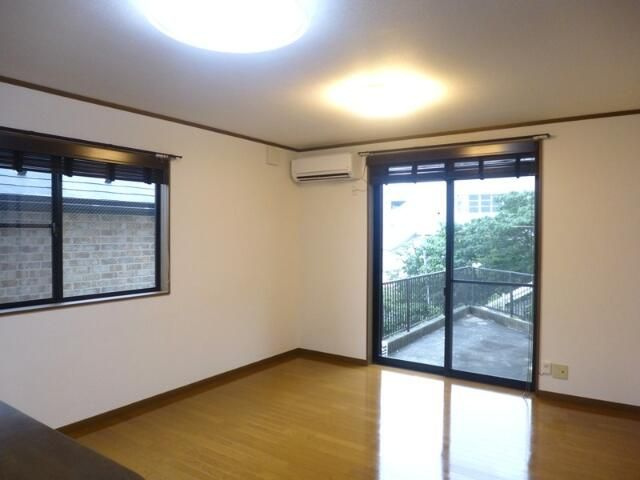 永田山王台戸建の居間・リビング