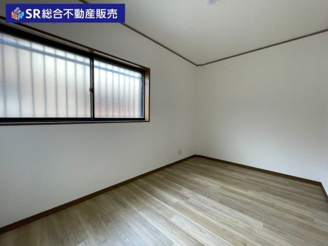 新池島町1丁目中古戸建の洋室|1F5.0帖洋室。個人の部屋や寝室として使える洋室です