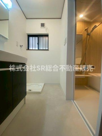 新池島町1丁目中古戸建の脱衣所|室内洗濯機置場もあり清潔感のある脱衣場です♪