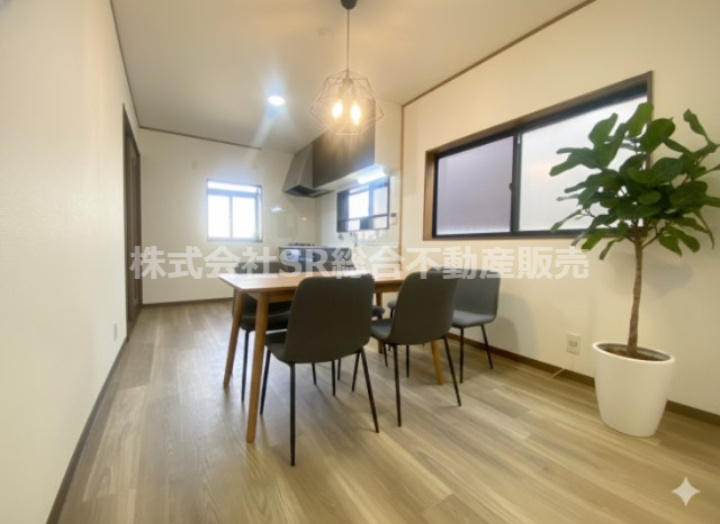 新池島町1丁目中古戸建の居間・リビング|リビングで毎日ご家族と顔を合わせられるような造りでゆったりとお過ごしいただけます♪（家具はCGによるイメージです。）
