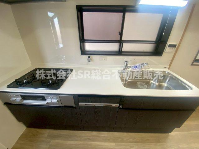 新池島町1丁目中古戸建のキッチン|3口コンロ、グリル付きです♪