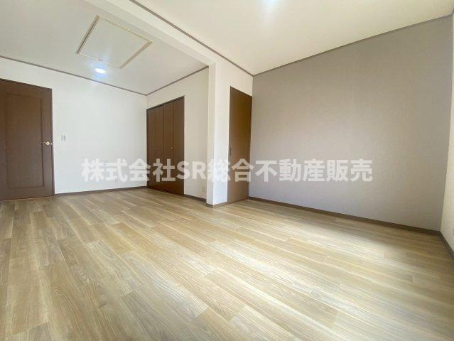 新池島町1丁目中古戸建の寝室|広くて明るい寝室