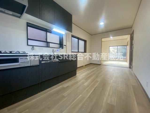 新池島町1丁目中古戸建の居間・リビング|和室と繋げて使うと更に広く使えます！