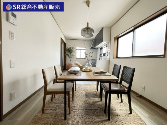 新池島町1丁目中古戸建の居間・リビング|リビングで毎日ご家族と顔を合わせられるような造りでゆったりとお過ごしいただけます♪（家具はCGによるイメージです。）