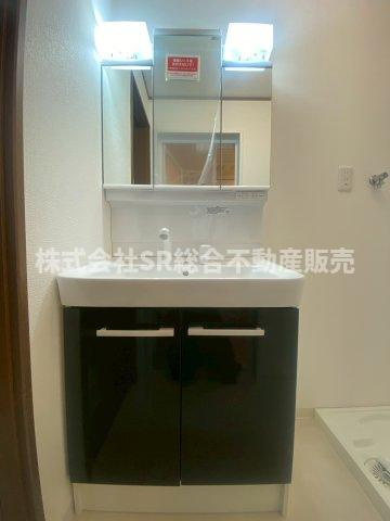 新池島町1丁目中古戸建の独立洗面台|朝の身支度には欠かせない独立洗面化粧台！新調されたばかりです♪