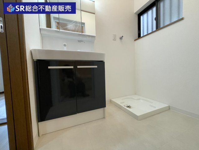 新池島町1丁目中古戸建の脱衣所|室内洗濯機置場もあり清潔感のある脱衣場です♪