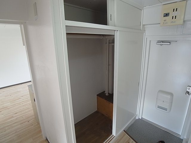 ビレッジハウス鈴蘭台3号棟の玄関|玄関収納・収納箇所多数ございます