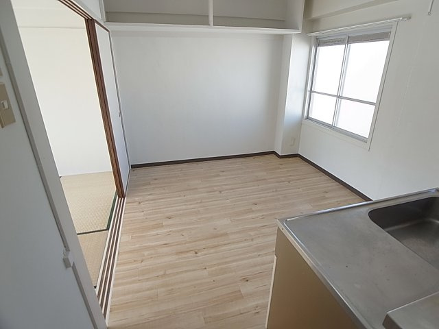 ビレッジハウス鈴蘭台3号棟の居間・リビング|明るく広々として非常に美麗