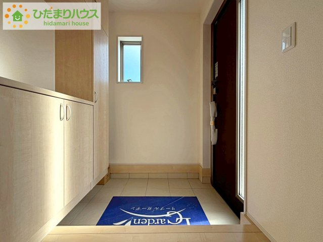 リーブルガーデン須賀川森宿第8　新築戸建　6号棟の玄関|毎日「行ってきます」「ただいま」をいう玄関は小窓付で、明るく光が差し込みます。