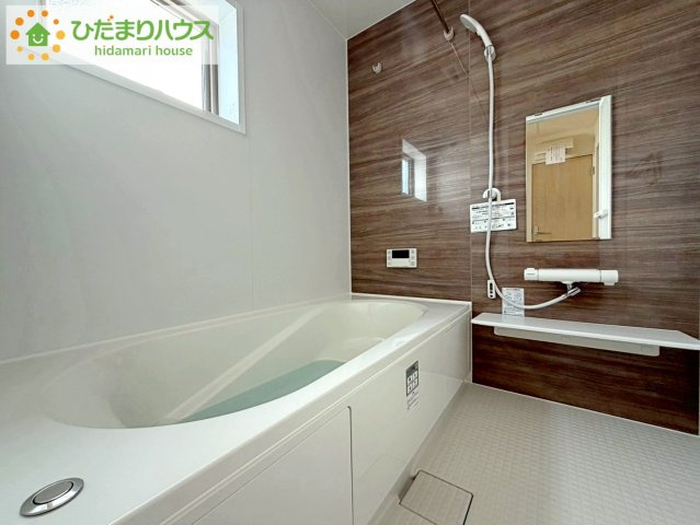 リーブルガーデン須賀川森宿第8　新築戸建　6号棟の浴室|浴室には窓があり、換気が良好です。リラックスできるバスタイムを楽しむことができ、心地よい空間を提供します。