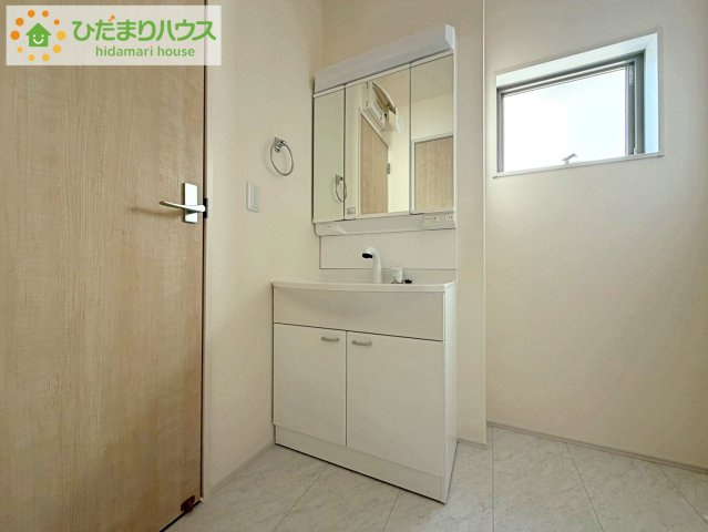 リーブルガーデン須賀川森宿第8　新築戸建　6号棟の独立洗面台|三面鏡の大きな鏡は憧れます(^^♪ 鏡の後ろは収納となっていて、細かいものでも収納できるのでスッキリと整理できます！