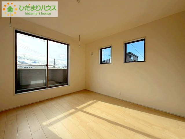 リーブルガーデン須賀川森宿第8　新築戸建　6号棟の洋室|バルコニーに面していて、たっぷり光りの入る明るい主寝室です！