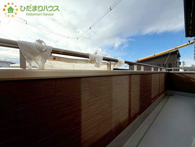 リーブルガーデン須賀川森宿第8　新築戸建　6号棟のバルコニー|お布団など大きいものも、充分に干せる広さがございます。バルコニーに面している居室なので、自然と光が差し込みます。