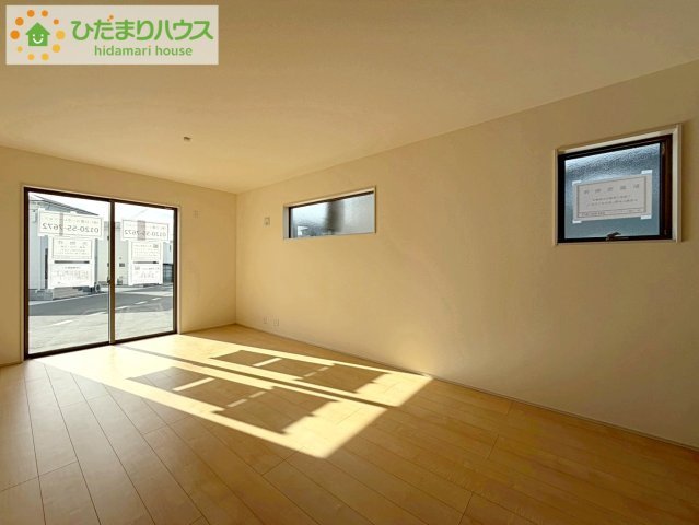 リーブルガーデン須賀川森宿第8　新築戸建　6号棟の居間・リビング|ホワイトを基調としたLDKは、明るく上品な心地よさを演出してくれます。空間に広がりをもたらし、より一層広く感じさせてくれます。