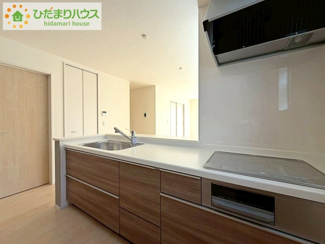 リーブルガーデン須賀川森宿第8　新築戸建　6号棟のキッチン|3口コンロが嬉しいシステムキッチン♪広いシンクや作業台でお料理が捗ります♪