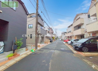 【前面道路含む現地写真】 | 保育園4分　幼稚園4分　小学校10分　スーパー6分　入船　A号棟 | 前面道路が広く駐車ラクラクです。