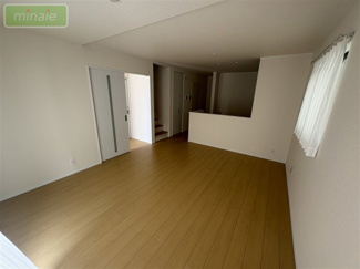 【居間・リビング】 | 保育園4分　幼稚園4分　小学校10分　スーパー6分　入船　A号棟 | 施工例