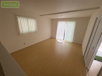 【居間・リビング】 | 保育園4分　幼稚園4分　小学校10分　スーパー6分　入船　A号棟 | 施工例