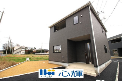 【外観】 | クレイドルガーデン宇部市床波 第3（4号棟） | 明るい日差しが差し込む現地。車もゆったり駐めることができます。ぜひ現地をご覧ください。
