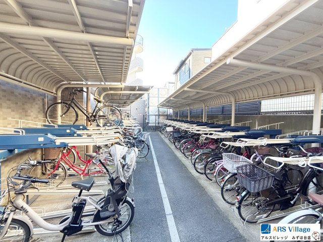 コスモふじみ鶴瀬の駐輪場|屋根があるため、雨から自転車を守ります。