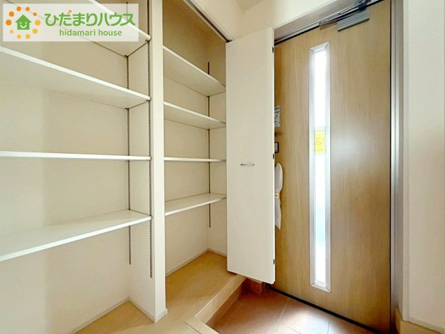 リーブルガーデン須賀川森宿第8　新築戸建　2号棟の玄関|毎日「行ってきます」「ただいま」をいう玄関は小窓付で、明るく光が差し込みます。