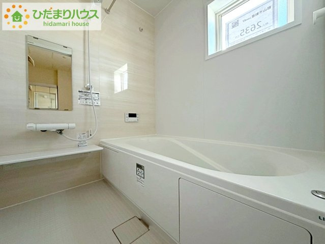 リーブルガーデン須賀川森宿第8　新築戸建　2号棟の浴室|浴室には窓があり、換気が良好です。リラックスできるバスタイムを楽しむことができ、心地よい空間を提供します。