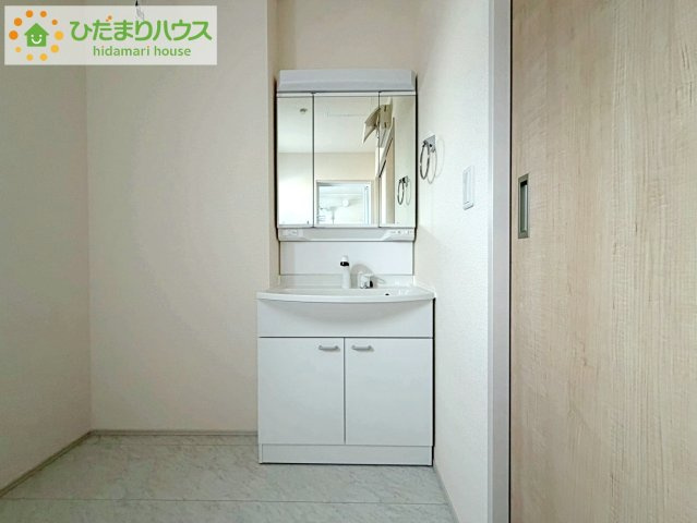 リーブルガーデン須賀川森宿第8　新築戸建　2号棟の独立洗面台|三面鏡の大きな鏡は憧れます(^^♪ 鏡の後ろは収納となっていて、細かいものでも収納できるのでスッキリと整理できます！