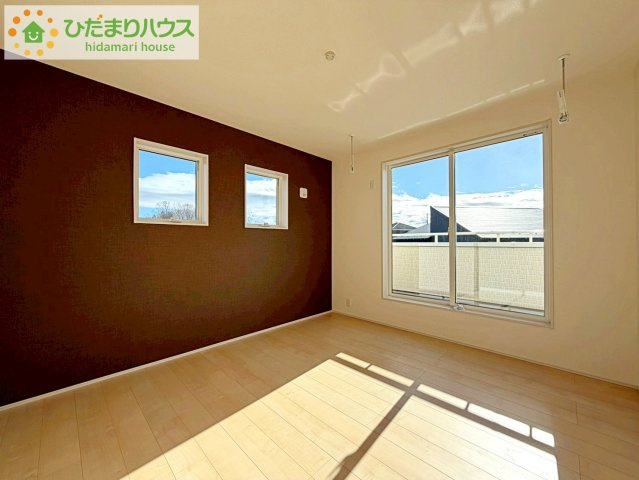 リーブルガーデン須賀川森宿第8　新築戸建　2号棟の洋室|バルコニーに面していて、たっぷり光りの入る明るい主寝室です！