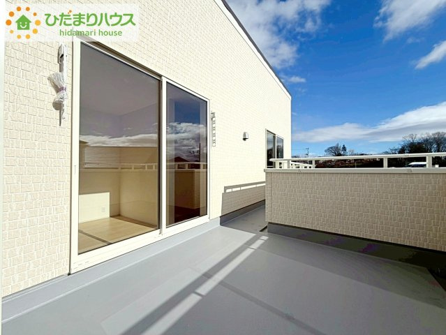 リーブルガーデン須賀川森宿第8　新築戸建　2号棟のバルコニー|広々としたバルコニーは、大量の洗濯物を干しても余裕！お布団だって、家族全員分をいっきに干せますね(^O^)