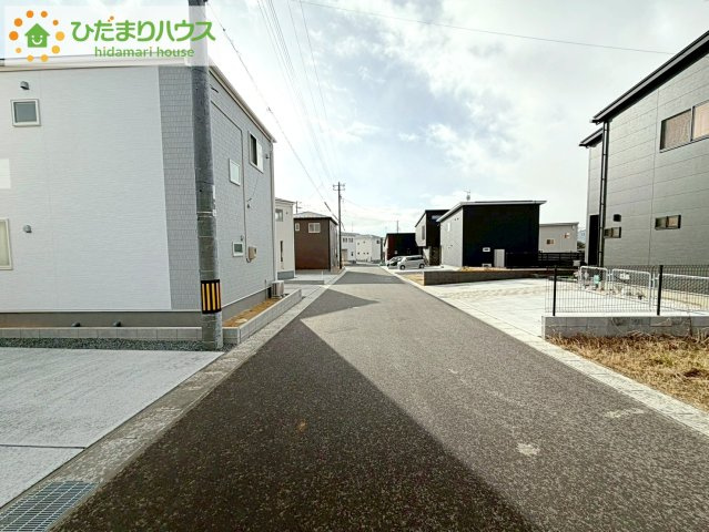リーブルガーデン須賀川森宿第8　新築戸建　2号棟の前面道路含む現地写真|南向きで日当たり良好です！