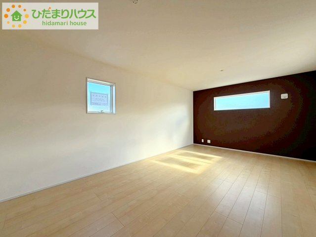 リーブルガーデン須賀川森宿第8　新築戸建　2号棟の居間・リビング|ホワイトを基調としたLDKは、明るく上品な心地よさを演出してくれます。空間に広がりをもたらし、より一層広く感じさせてくれます。