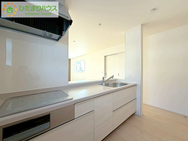 リーブルガーデン須賀川森宿第8　新築戸建　2号棟のキッチン|料理をしながらでも、ご家族との会話を楽しめる対面式キッチン♪