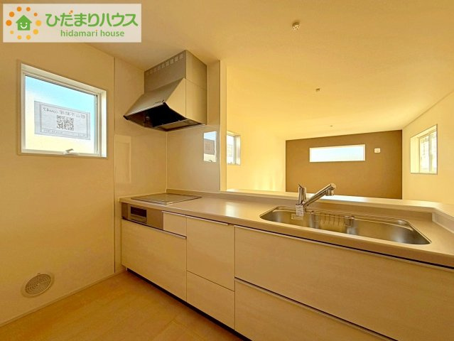 リーブルガーデン須賀川森宿第8　新築戸建　2号棟のキッチン|3口コンロが嬉しいシステムキッチン♪広いシンクや作業台でお料理が捗ります♪