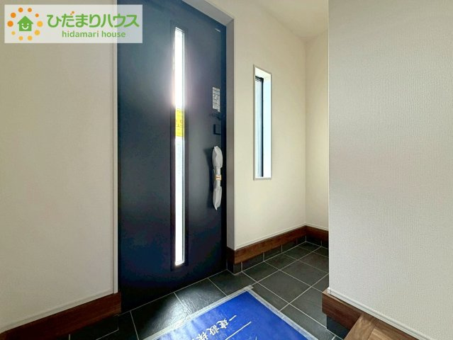 リーブルガーデン須賀川森宿第8　新築戸建　4号棟の玄関|毎日「行ってきます」「ただいま」をいう玄関は小窓付で、明るく光が差し込みます。