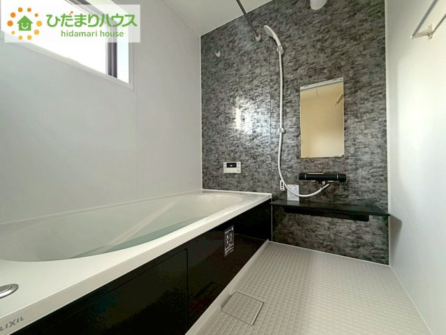 リーブルガーデン須賀川森宿第8　新築戸建　4号棟の浴室|浴室には窓があり、換気が良好です。リラックスできるバスタイムを楽しむことができ、心地よい空間を提供します。