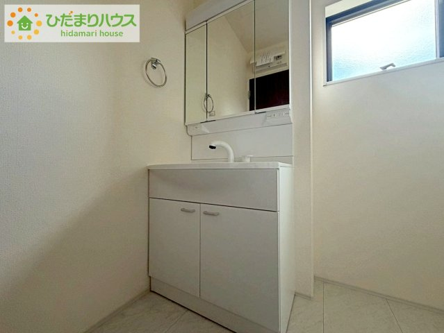 リーブルガーデン須賀川森宿第8　新築戸建　4号棟の独立洗面台|三面鏡の大きな鏡は憧れます(^^♪ 鏡の後ろは収納となっていて、細かいものでも収納できるのでスッキリと整理できます！