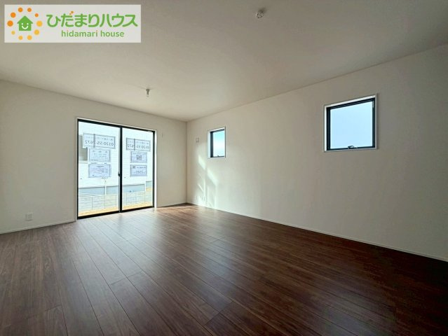 リーブルガーデン須賀川森宿第8　新築戸建　4号棟の居間・リビング|ホワイトを基調としたLDKは、明るく上品な心地よさを演出してくれます。空間に広がりをもたらし、より一層広く感じさせてくれます。