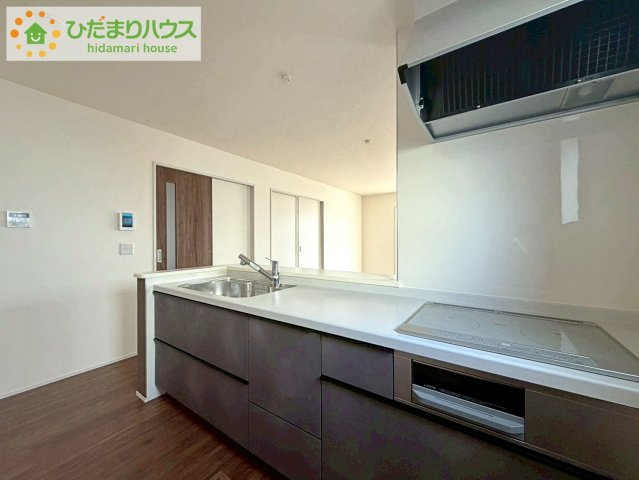 リーブルガーデン須賀川森宿第8　新築戸建　4号棟のキッチン|料理をしながらでも、ご家族との会話を楽しめる対面式キッチン♪