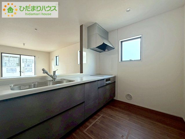 リーブルガーデン須賀川森宿第8　新築戸建　4号棟のキッチン|3口コンロが嬉しいシステムキッチン♪広いシンクや作業台でお料理が捗ります♪