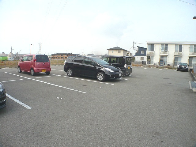 エコニシフタミの駐車場