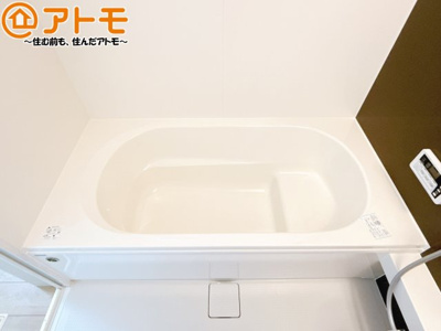 【浴室】 | 駿河区高松1期　新築戸建　全1棟 | お子様やお年寄りが使いやすいだけでなく、半身浴にも便利なベンチタイプの湯舟です。お湯の節約にも！