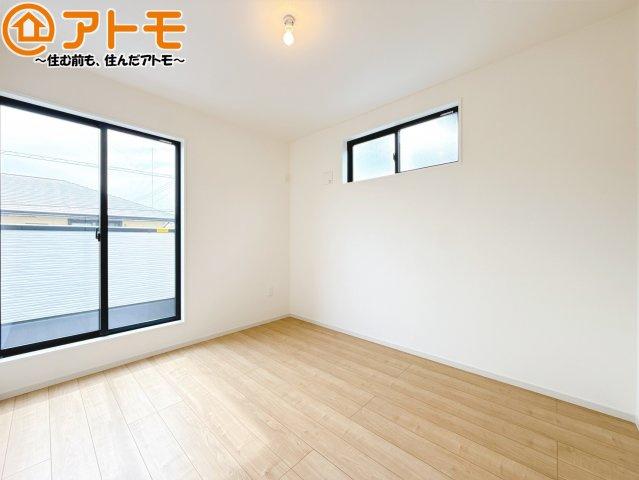 【寝室】 | 駿河区高松1期　新築戸建　全1棟 | バルコニーに面したお部屋なので、布団などの大きなものも楽々干せます♪