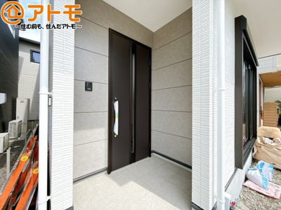 【玄関】 | 駿河区高松1期　新築戸建　全1棟 | 落ち着いた色合いの玄関はダブルロックで防犯性に優れた仕様になっています♪