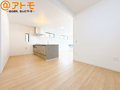 【居間・リビング】 | 駿河区高松1期　新築戸建　全1棟 | ゆとりあるLDKは、家族が同じ空間にいながらパーソナルスペースもしっかり確保できますね♪
