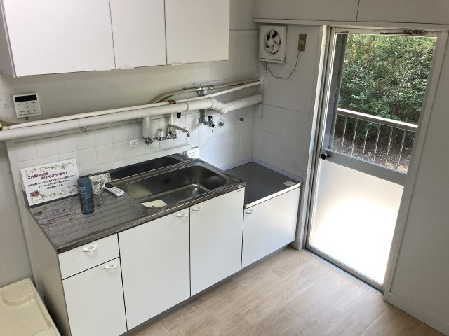 ドミールサニー君影のキッチン|入替済のコンロ設置可能な広々したキッチン