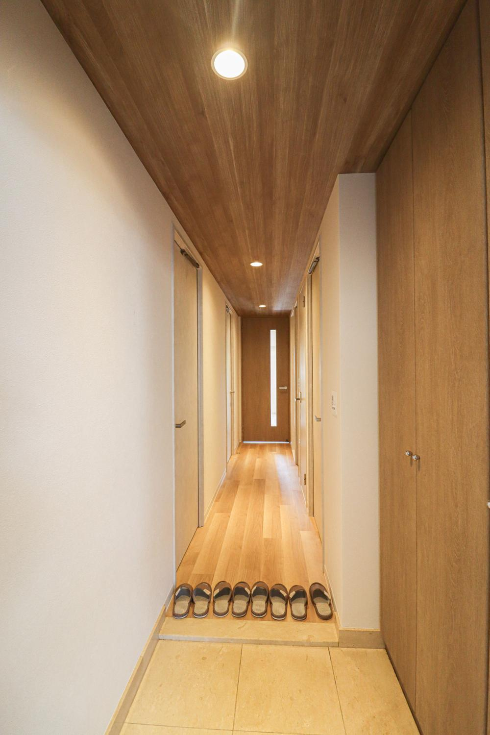 ユニ・アルス洛西プレジオの玄関|明るい木目で統一。清潔感のある印象ですね♪