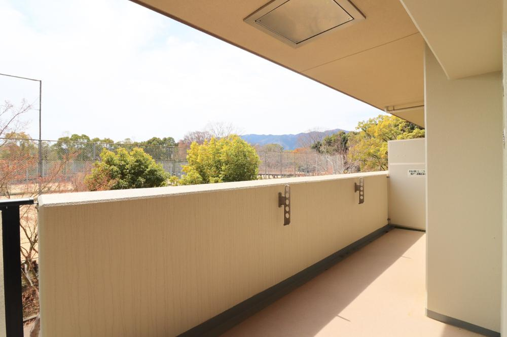 ユニ・アルス洛西プレジオのバルコニー|2階なので防犯面も安心。