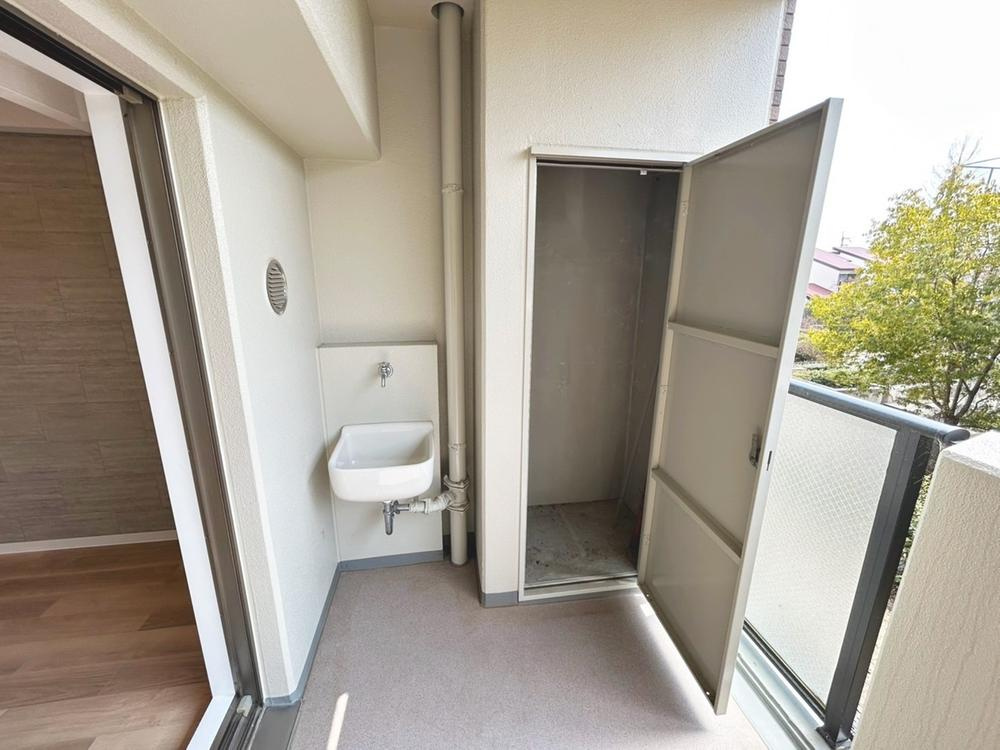 ユニ・アルス洛西プレジオのバルコニー|スロップシンク付き。
夏場はペットやお子様と水遊びが楽しめます♪