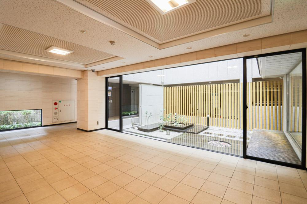 ユニ・アルス洛西プレジオのエントランス|清掃が行き届いています♪