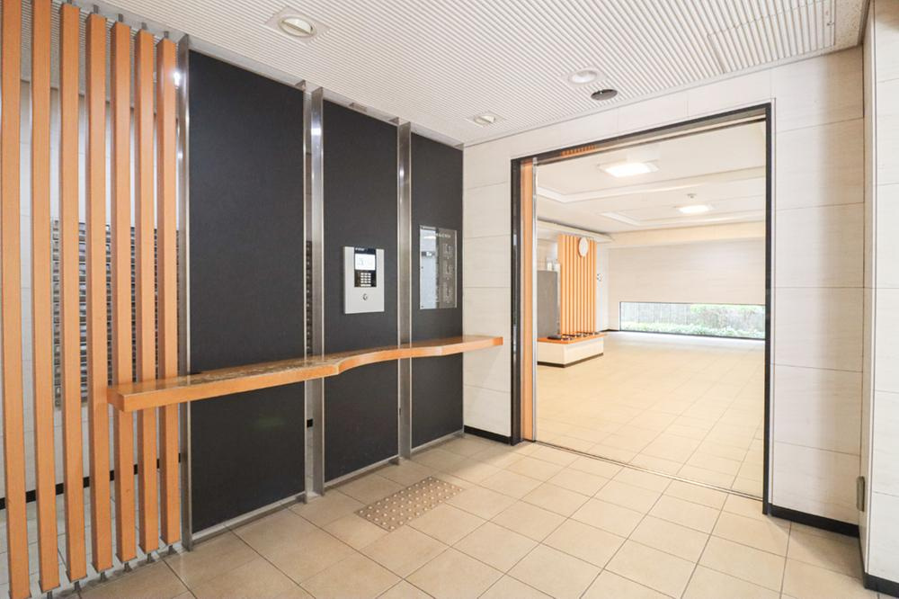 ユニ・アルス洛西プレジオのエントランス|オートロック完備で安心。